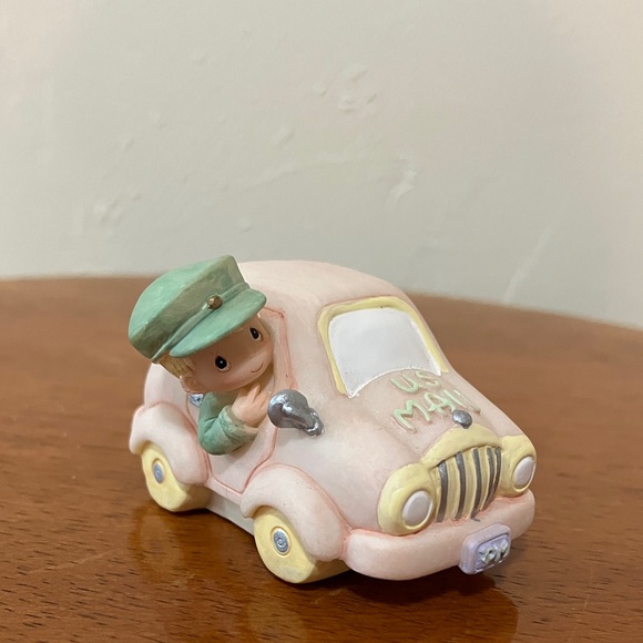 PRECIOUS MOMENTS CHRISTMAS VILLAGE POST OFFICE DELIVERY CAR - Picture 1 of 6